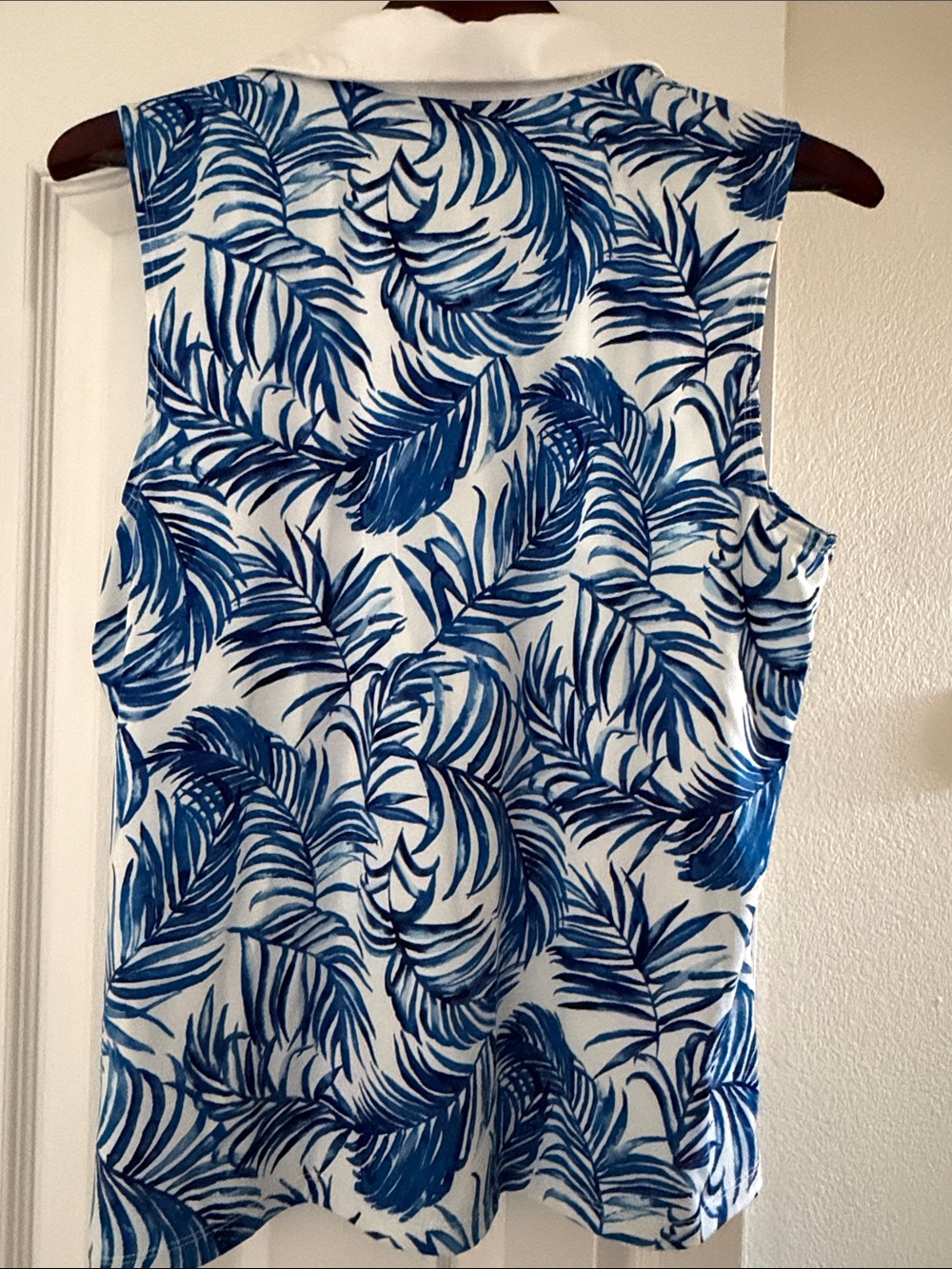 Tommy Bahama Sleeveless Blue Leaf Print Polo Golf Top - White Collar - Picture 4 of 5